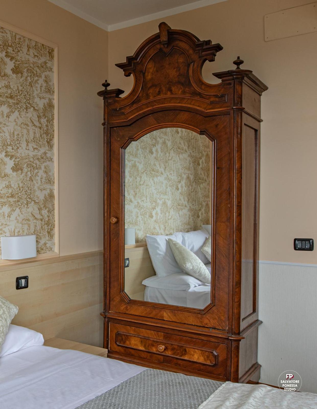 Hotel Vista Lago Brunate Exterior photo